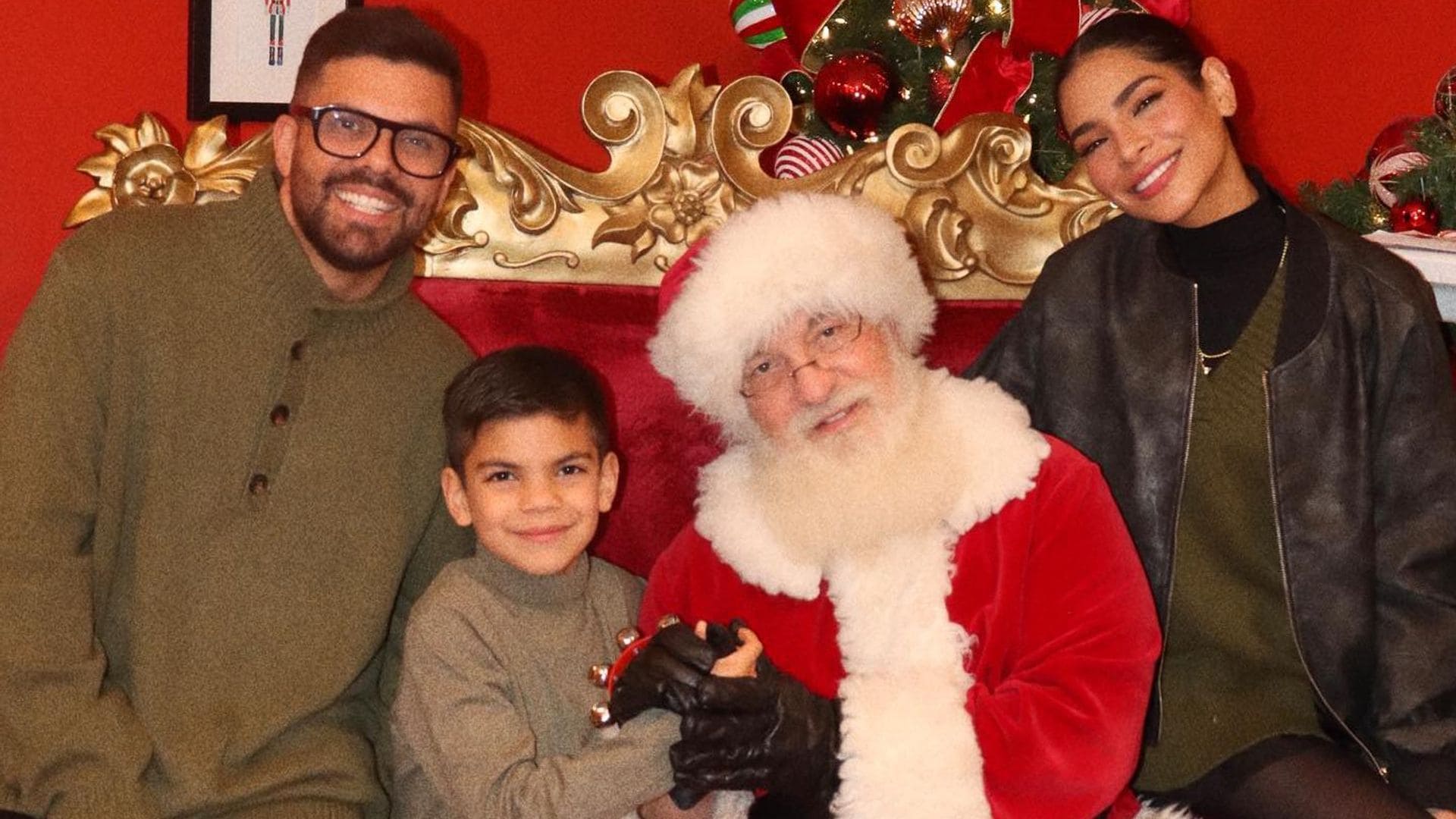 alejandra espinoza y su familia en su posado con santa claus