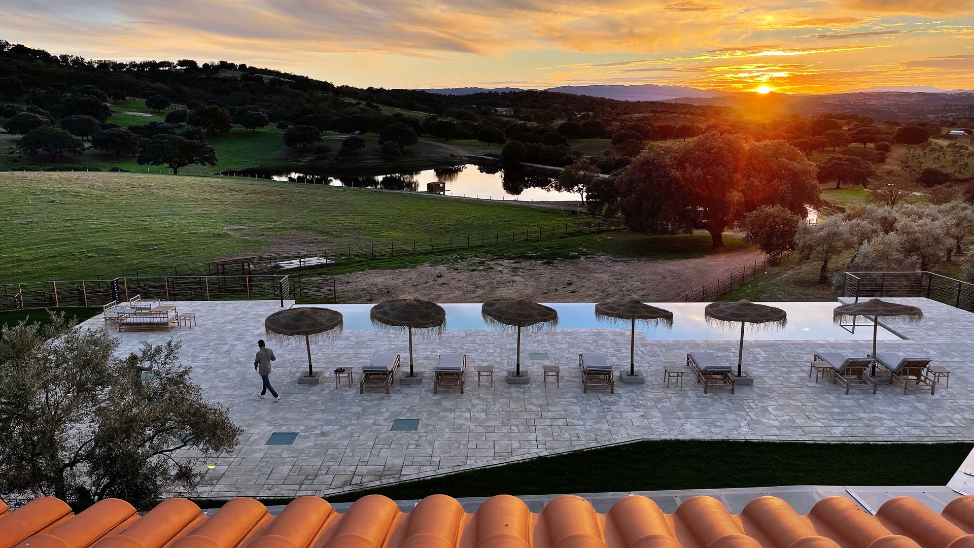 Piscina y laguna del hotel Habitat Cigüeña Negra, Valverde del Fresno, Cáceres