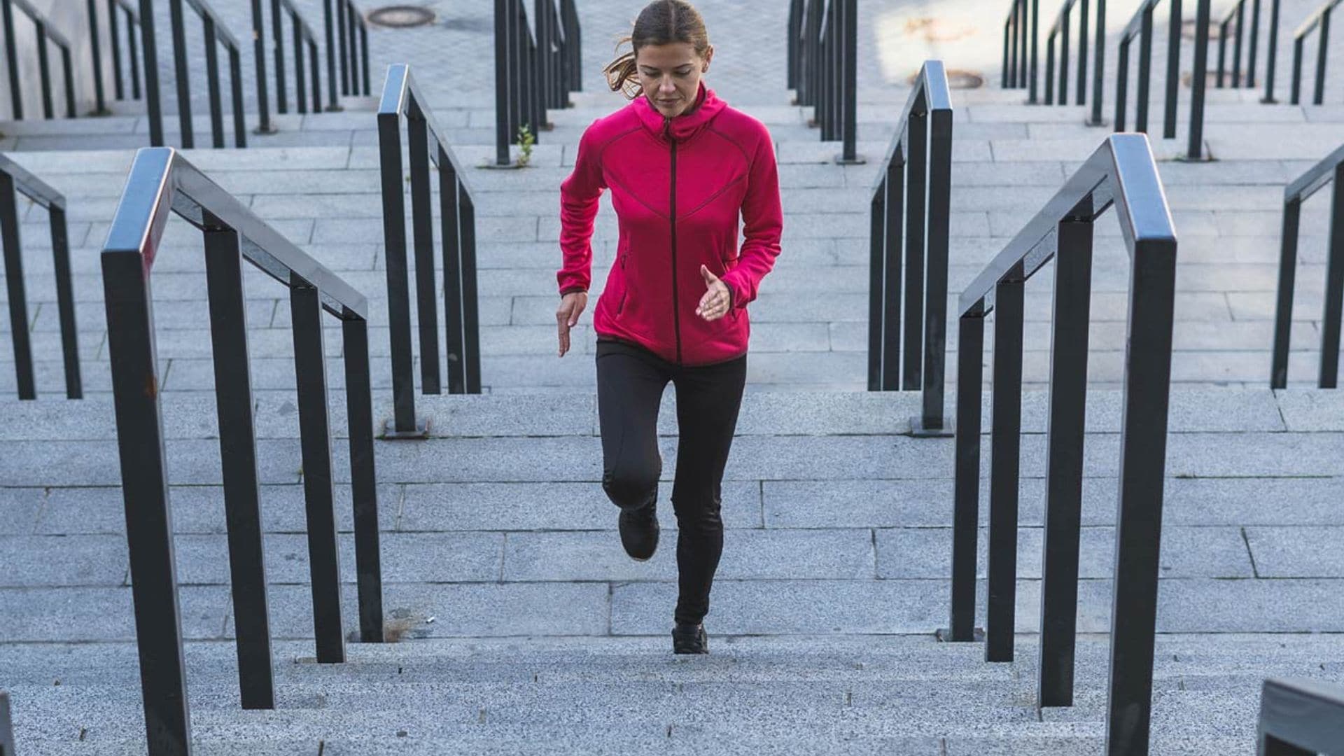 ¿Tienes unas escaleras cerca? Aprovéchalas para hacer estos ejercicios