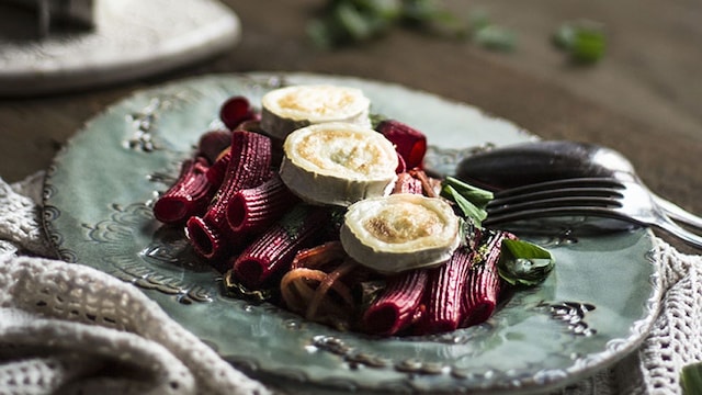 pasta de remolacha con queso de cabra