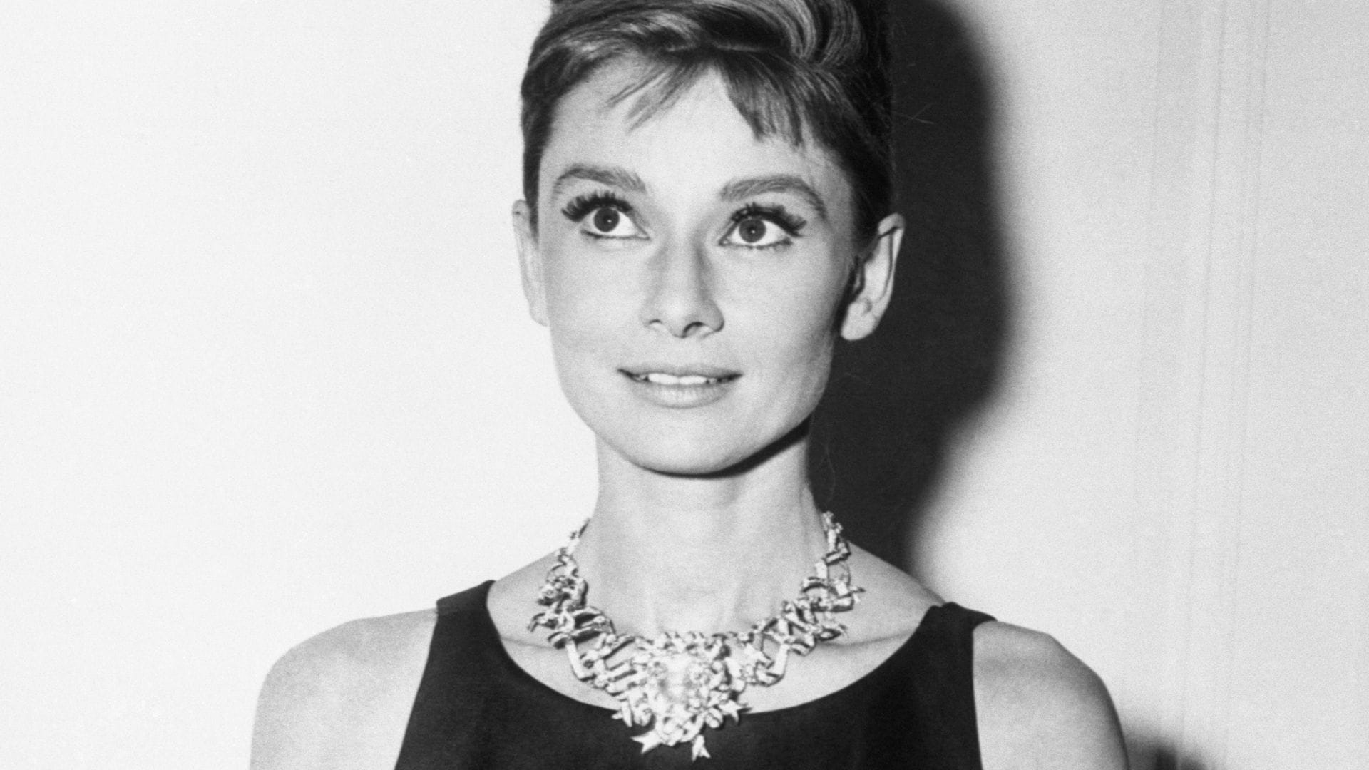 Los looks icónicos de Audrey Hepburn en 'Desayuno con diamantes', película que cumple 61 años