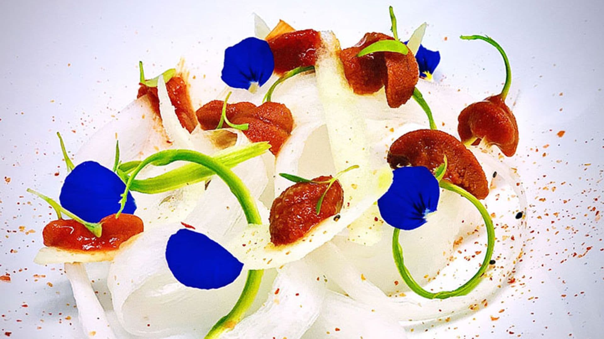 Sashimi de erizo con espaguetis de daikon, espárragos, manzana y vinagreta de ajíes