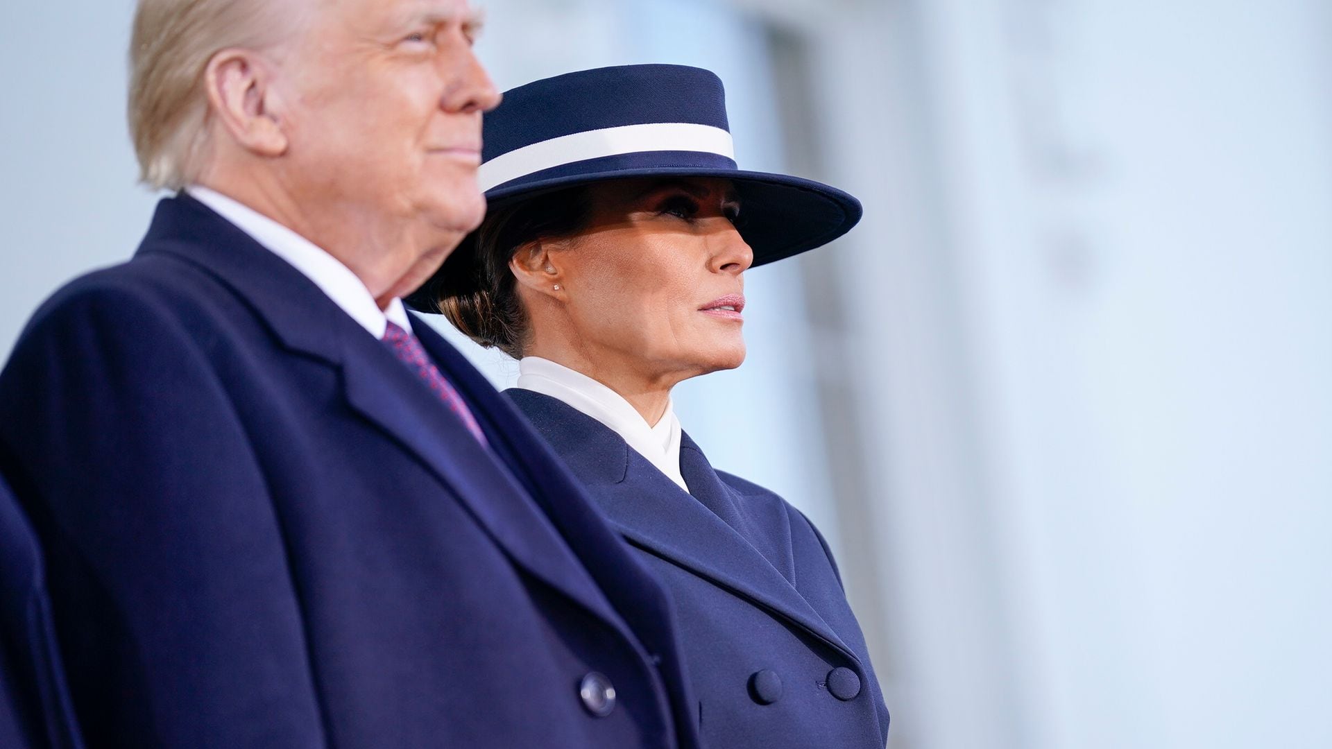 Melanie Trump eligió el color azul navy el cual representa estabilidad y confianza.