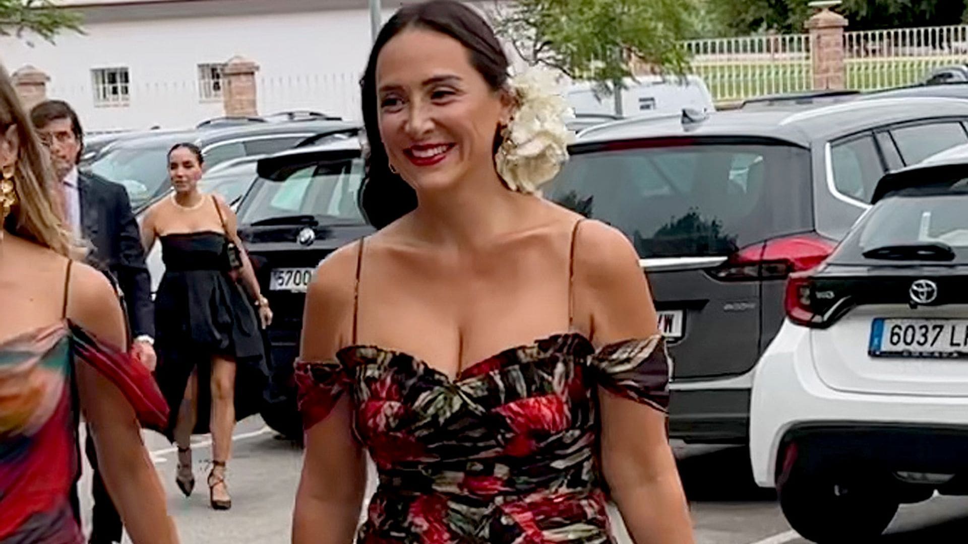 El perfecto look de invitada de Tamara Falcó, un vestido floral desmontable diseñado por ella misma
