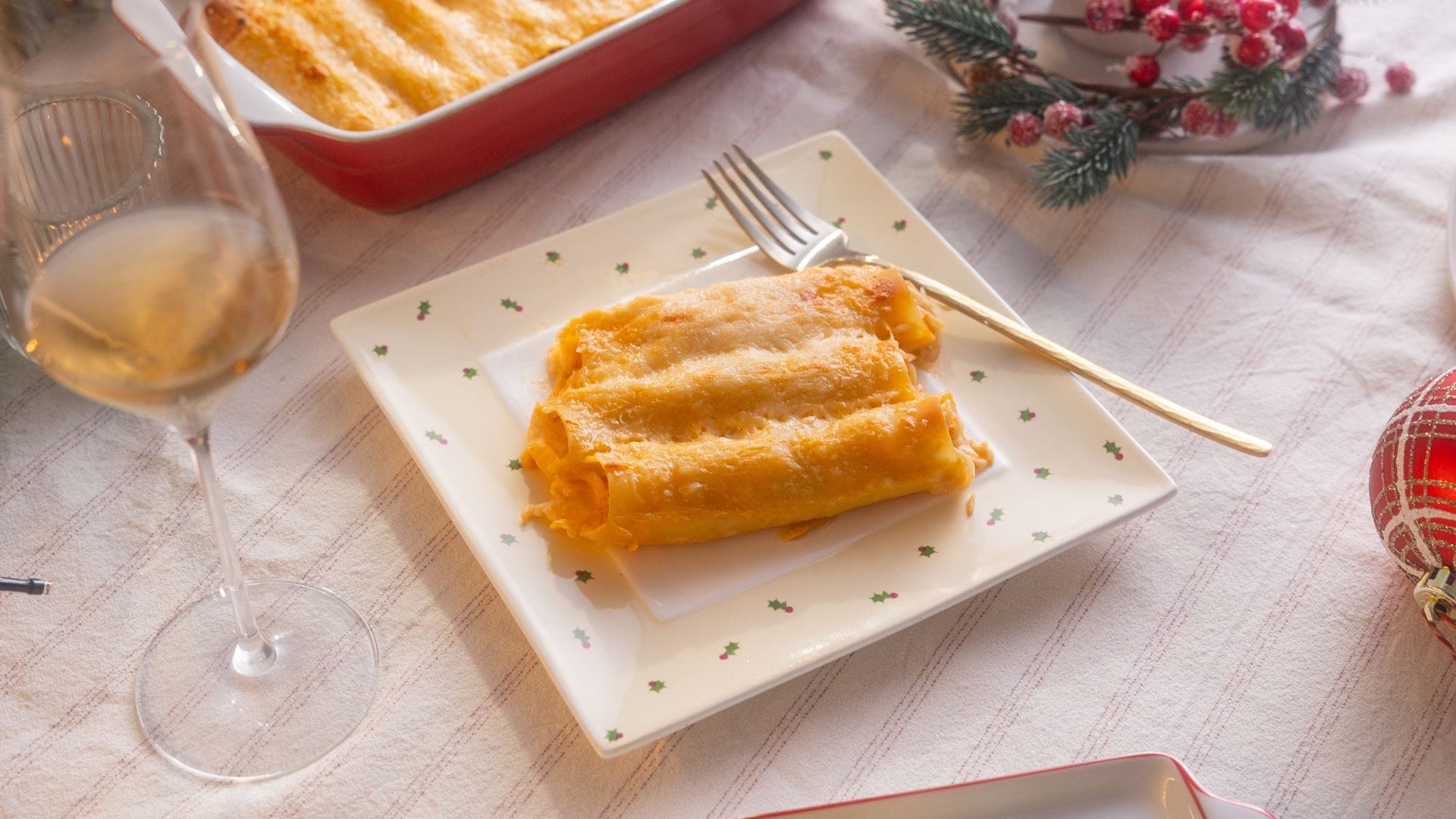 Canelones rellenos de surimi rallado y gambas