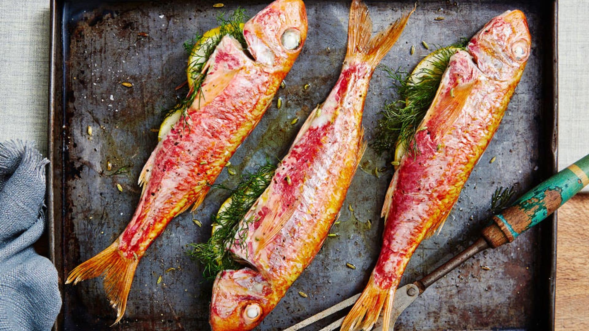 Salmonetes al horno con limón y eneldo