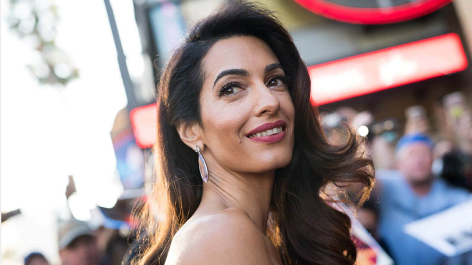 Amal Clooney y el vestido de fiesta para las que no quieren renunciar a la minifalda