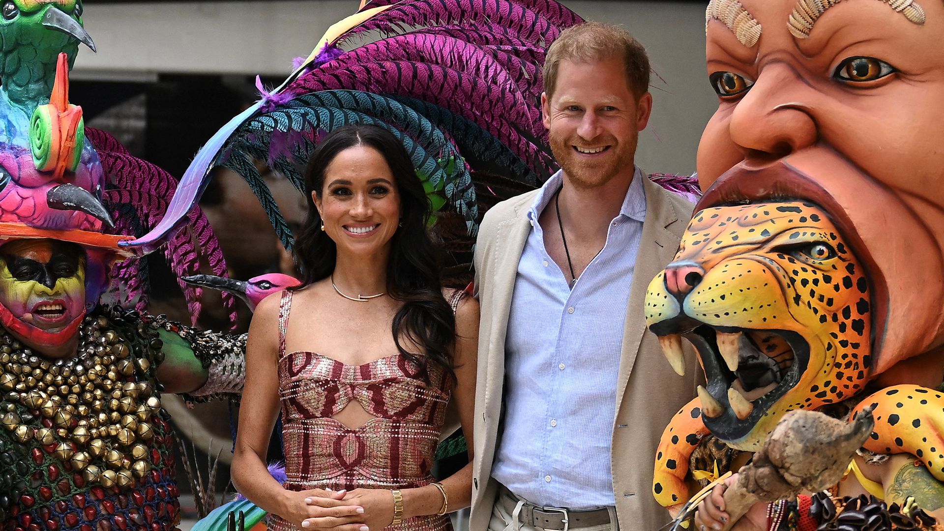 Meghan Markle y el príncipe Harry posando con los bailarines del Centro Nacional de las Artes Delia Zapata Olivella en Bogotá