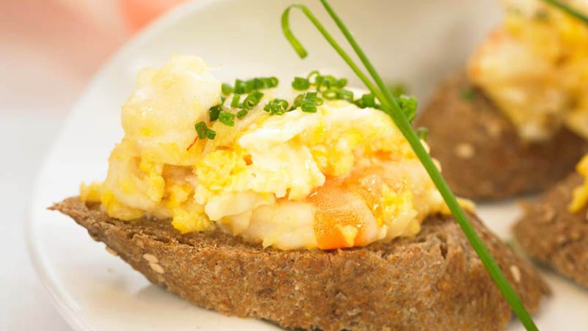 Huevos revueltos con bacalao, langostino y cebolla