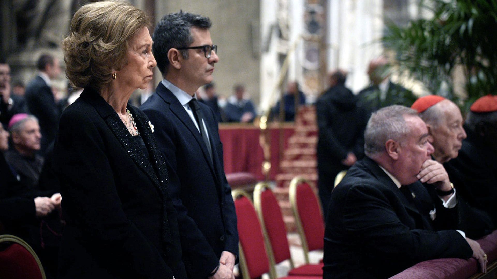 La reina Sofía visita la capilla ardiente de Benedicto XVI la víspera de su funeral