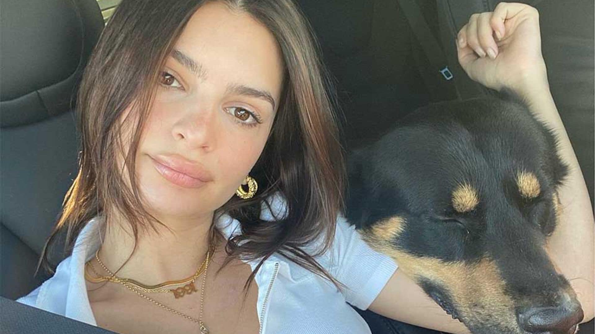 Con 'leggings' y zapatillas, Emily Ratajkowski presume de embarazo con su look más deportivo