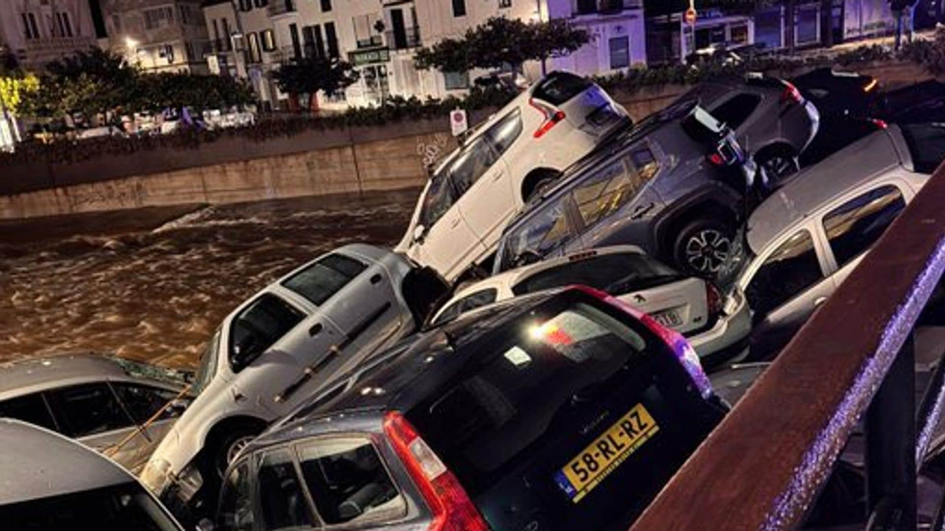 Las impresionantes imágenes de la riada que ha arrastrado más de 30 coches en Cadaqués