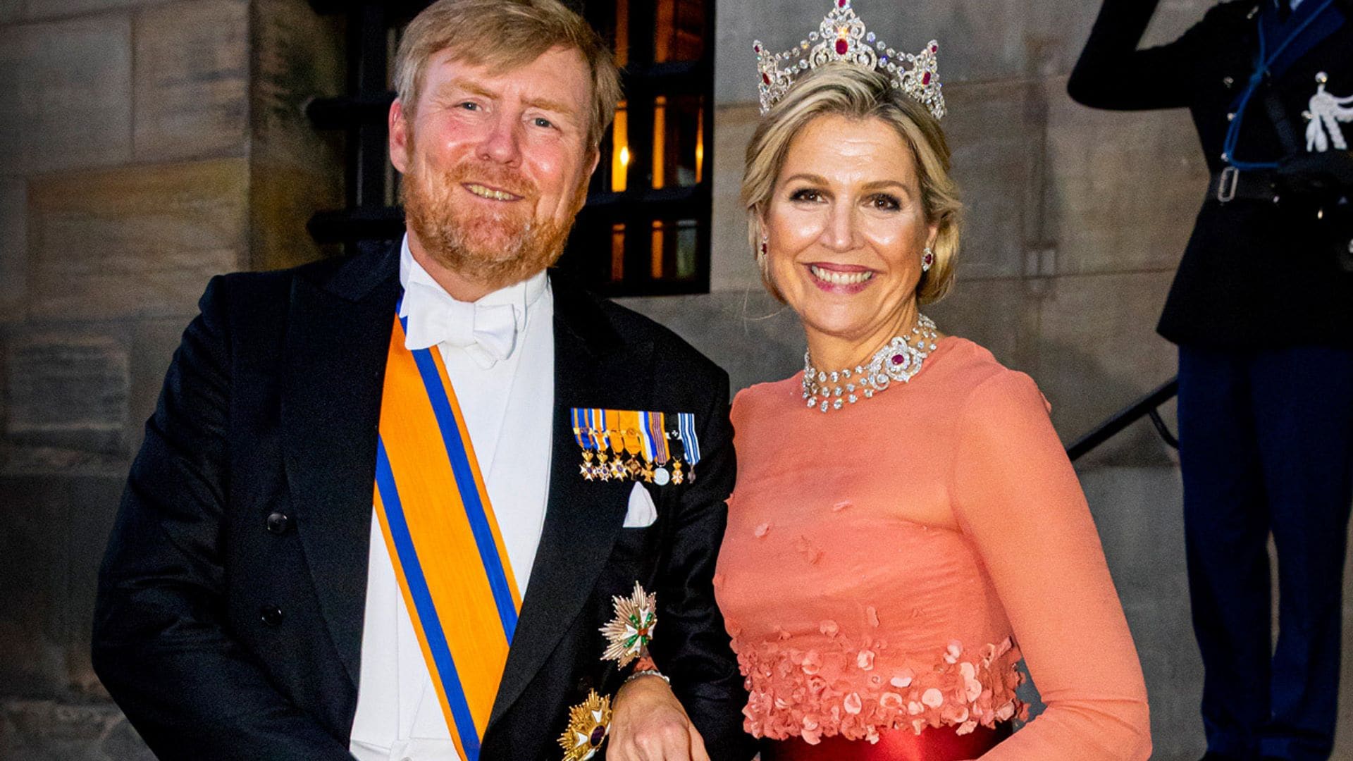 El fabuloso look de gala de Máxima con joyas del siglo XIX y un vestido de pétalos