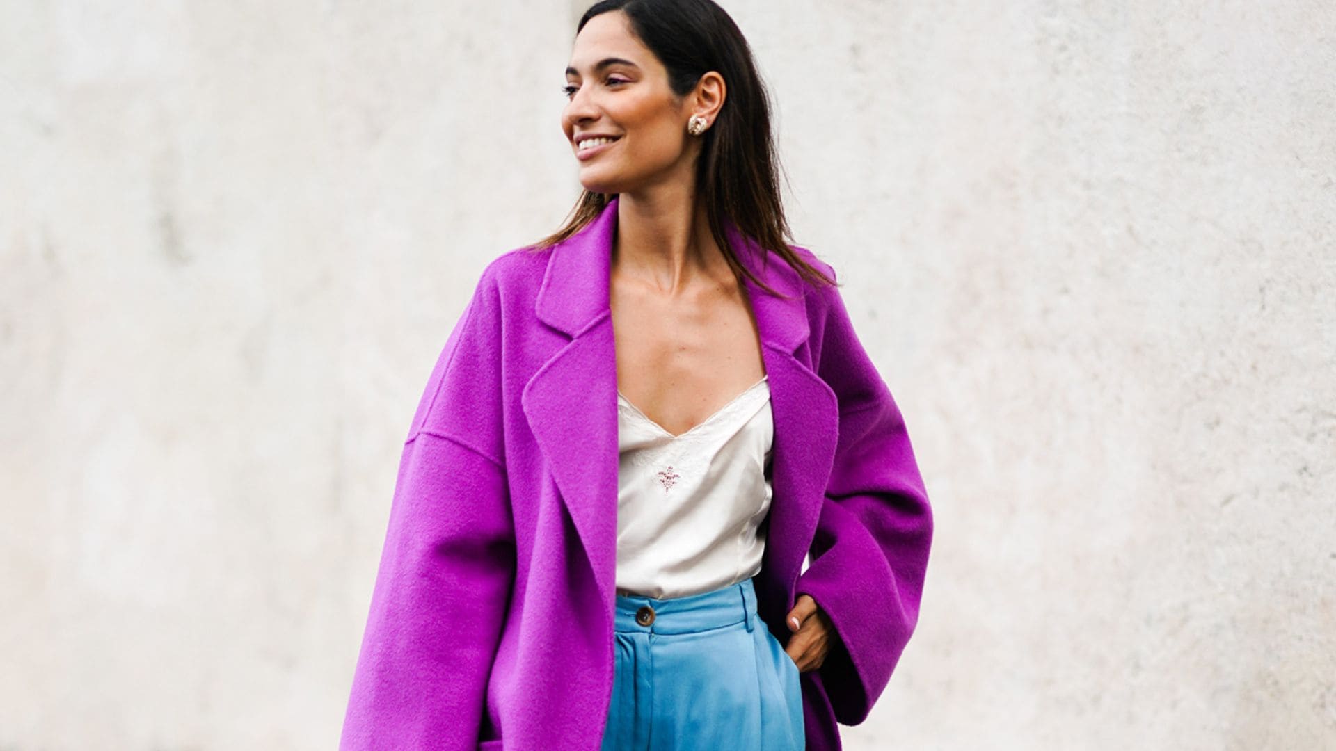 mujer abrigo violeta