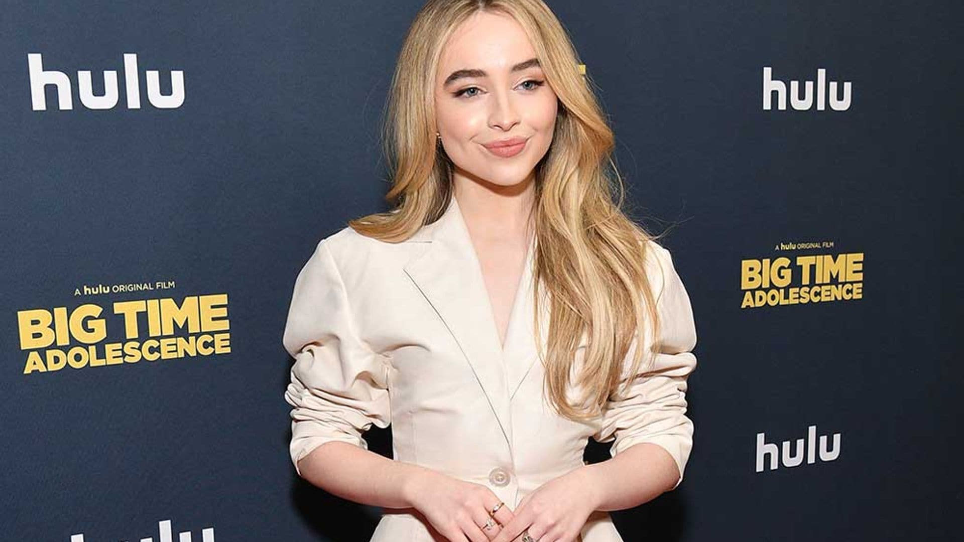 Todo sobre Sabrina Carpenter, la nueva 'Alicia en el País de las maravillas' amante de la moda