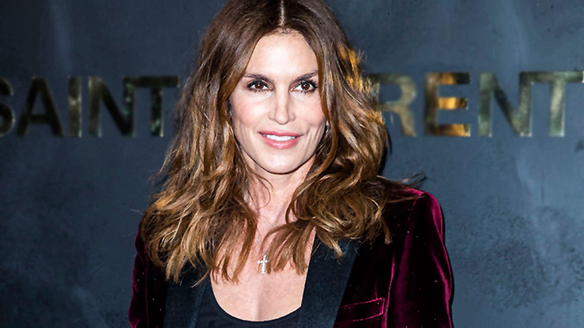 Sin gimnasio ni máquinas: el ejercicio para elevar los glúteos recomendado por Cindy Crawford