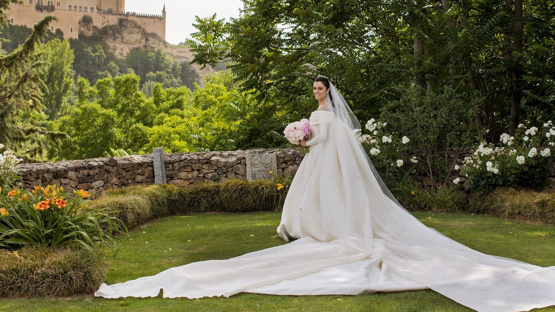 Un vestido de novia con cola de 5 metros y estola brocada para la boda de Adriana en Segovia