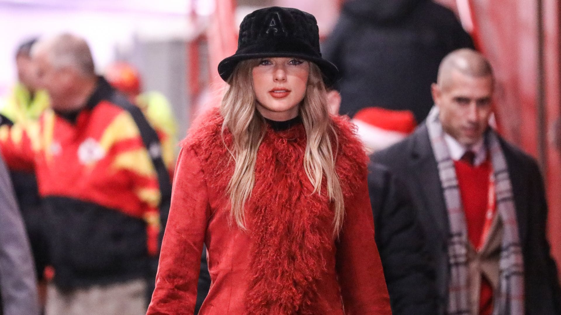 Taylor Swift despide el año con un maxi abrigo rojo