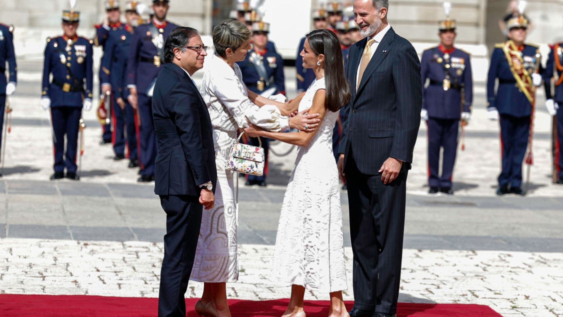 Los Reyes reciben con honores en el Palacio Real al presidente de Colombia y su esposa