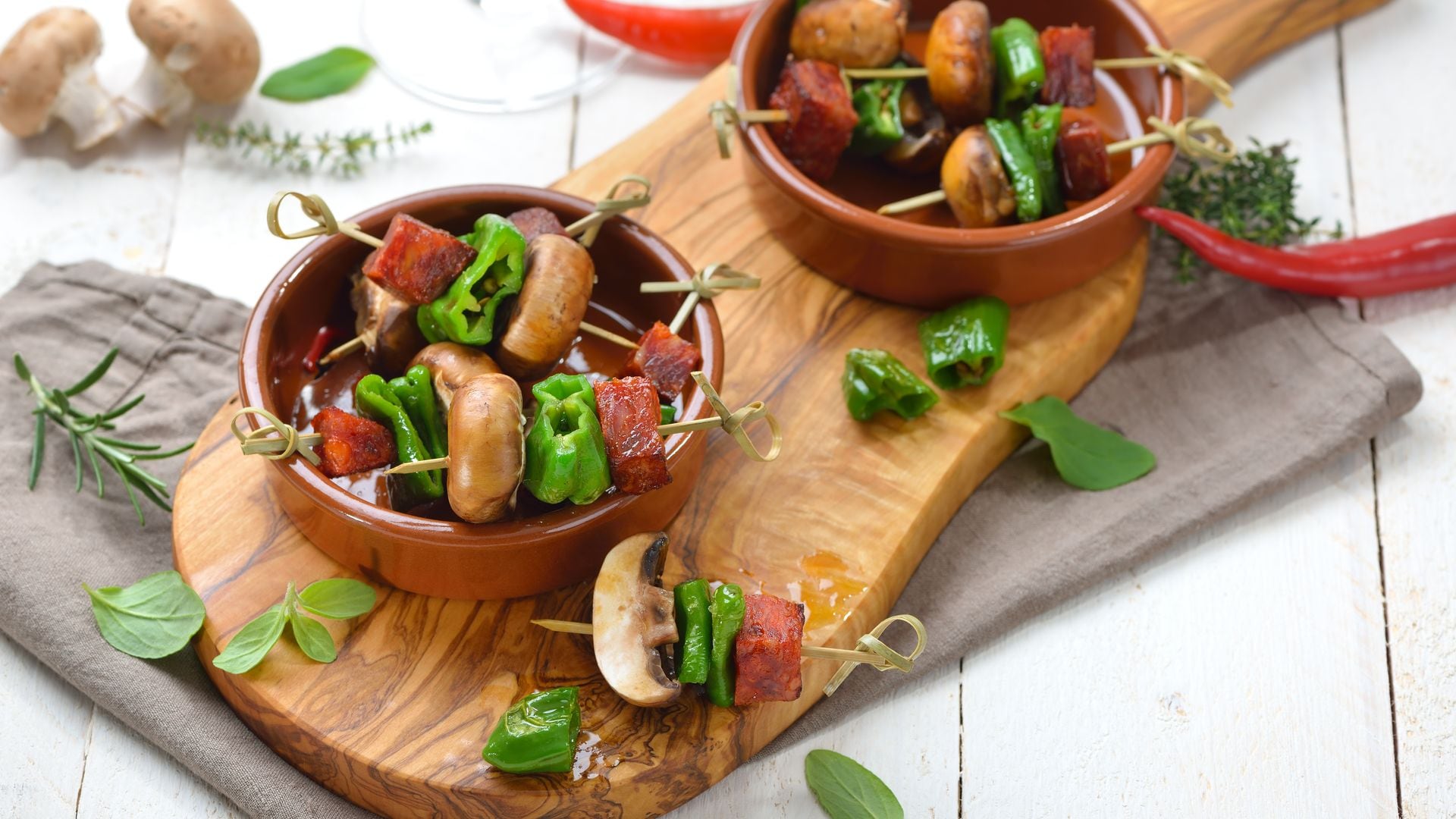 Pincho de champi con chorizo y pimientos de Padrón