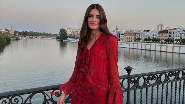 Susana Molina con blusa y falda rojas a conjunto en Sevilla