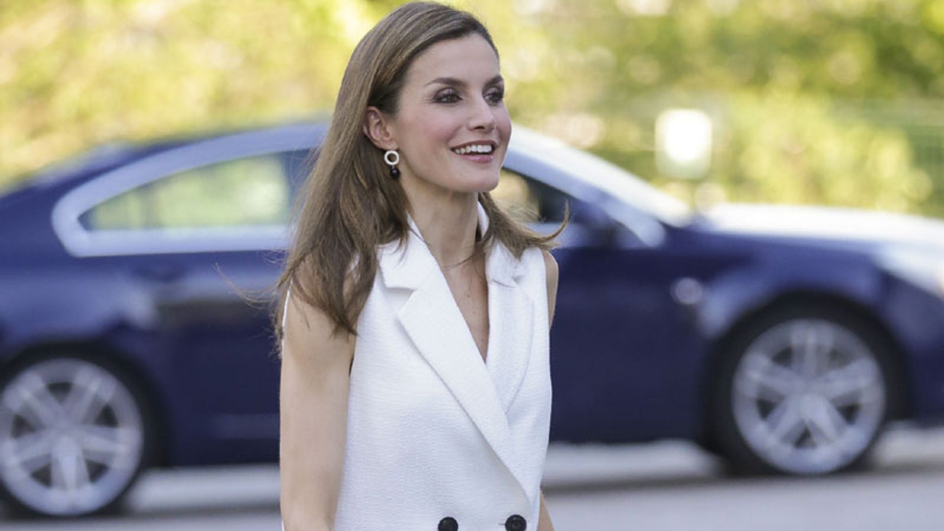 El cuero sí es para el verano y la reina Letizia sabe cómo llevarlo