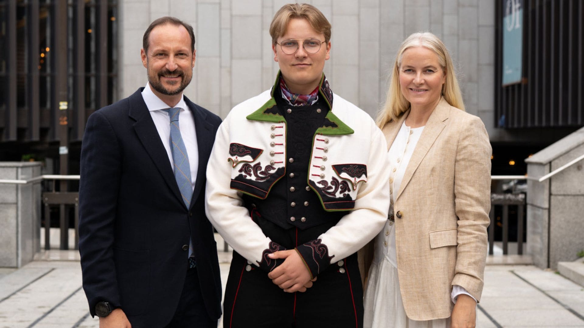 Sverre Magnus de Noruega se gradúa, acompañado por sus padres y con su 'bunad' favorito