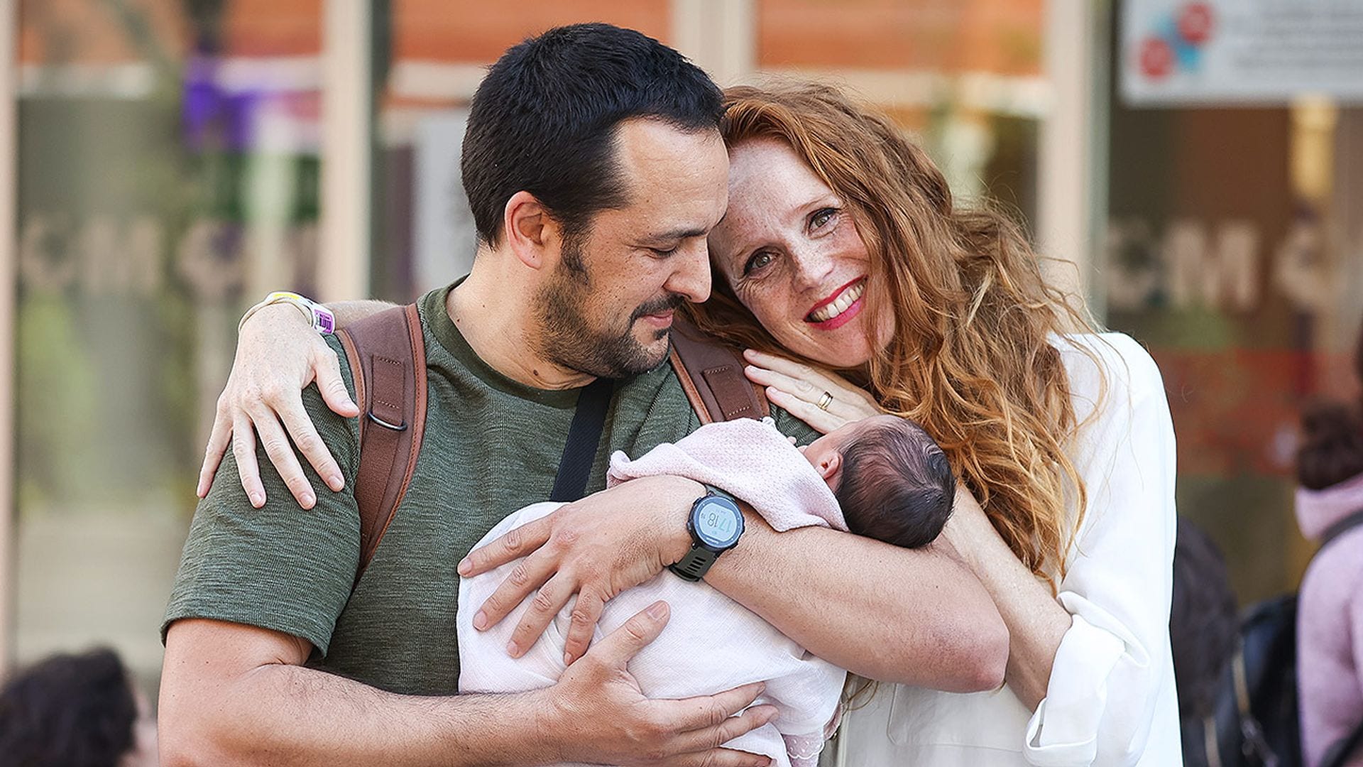 María Castro, junto a su marido, presenta a su tercera hija a las puertas del hospital