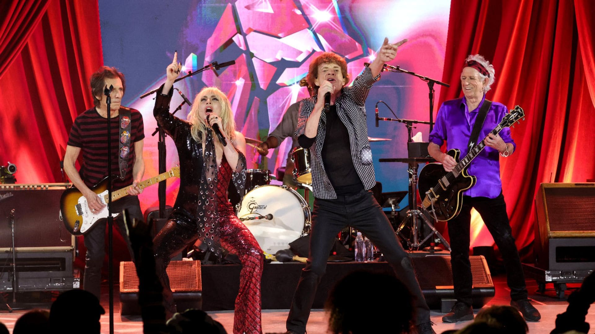 El momentazo en que Lady Gaga se sube al escenario para cantar con los Rolling Stones en una fiesta privada