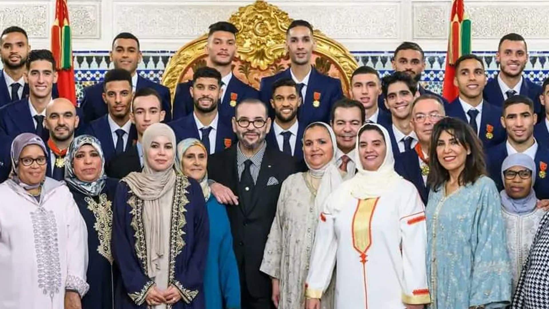 Mohamed VI recibe a los futbolistas de la selección marroquí junto a sus madres