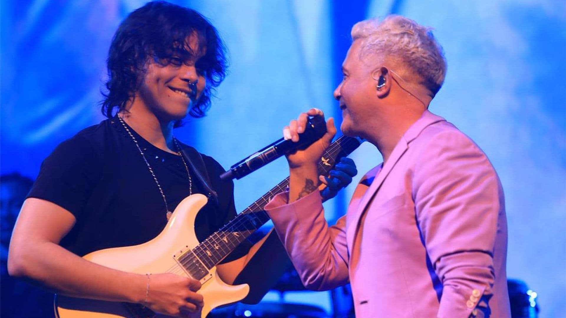 El momentazo de Alexander, hijo de Alejandro Sanz, tocando junto a su padre en el escenario