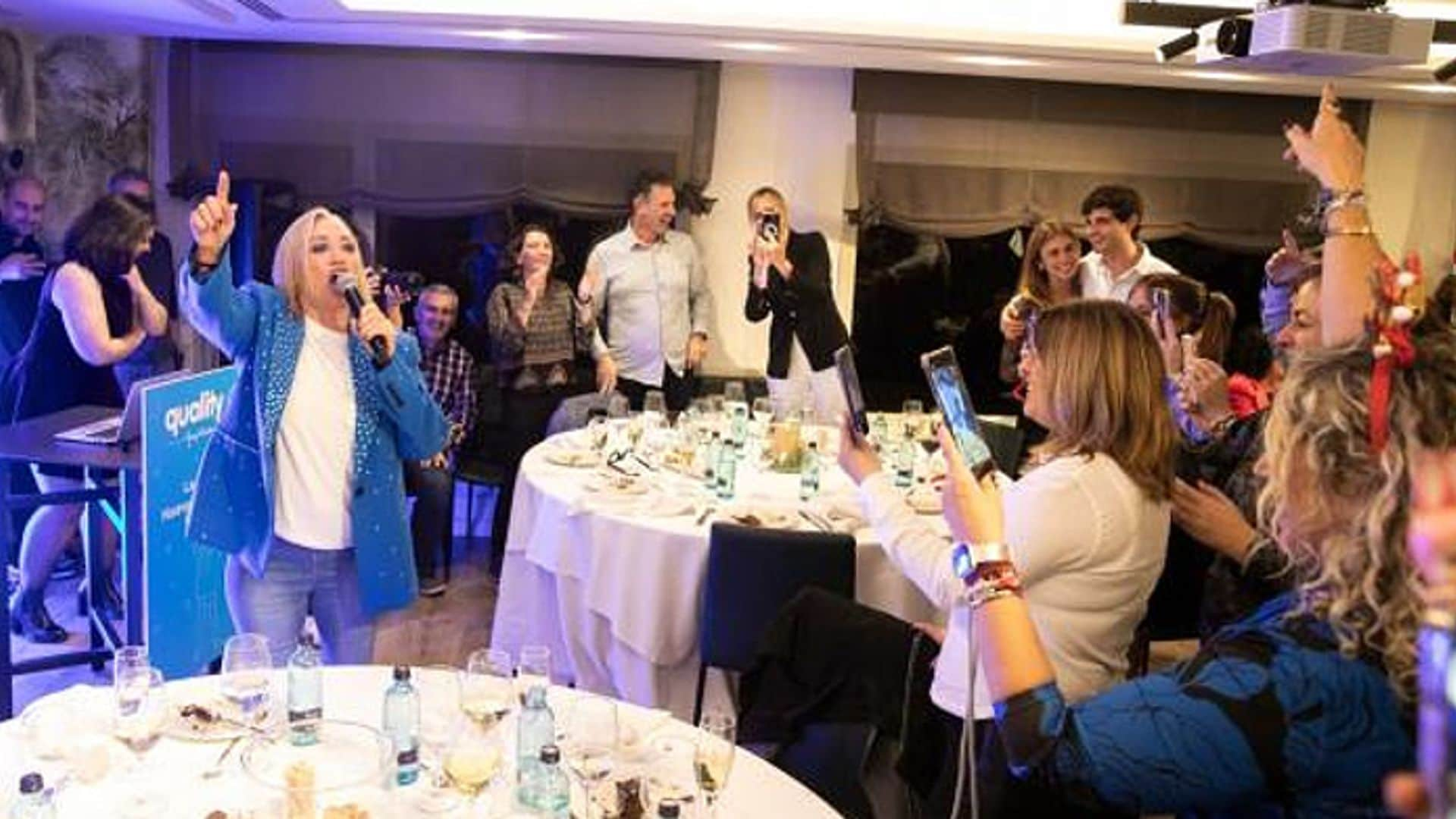 Belén Esteban aparece por sorpresa cantando en la cena de Navidad de una empresa