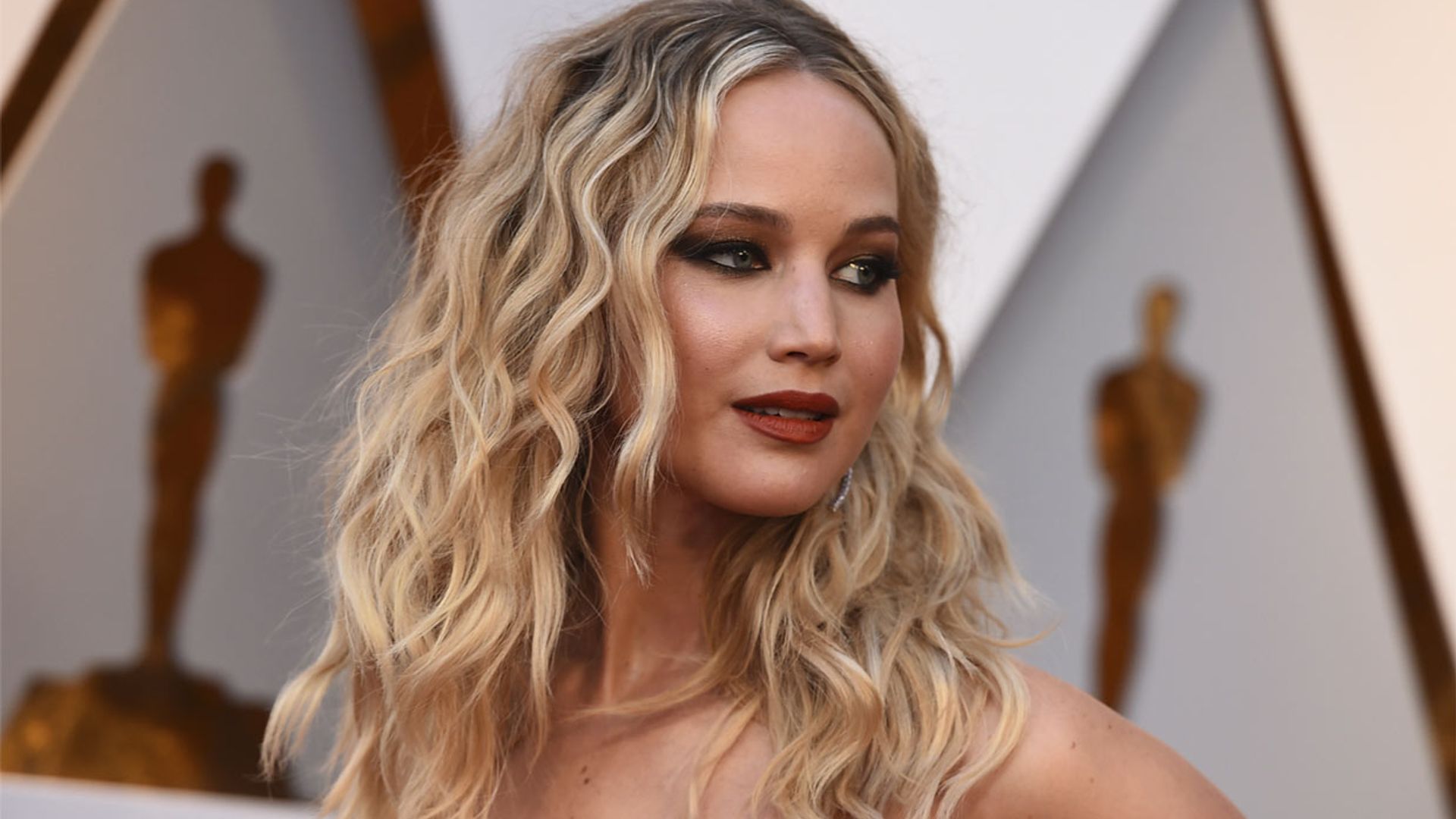 El abrigo camel de Jennifer Lawrence o cuando las actrices también repiten ropa