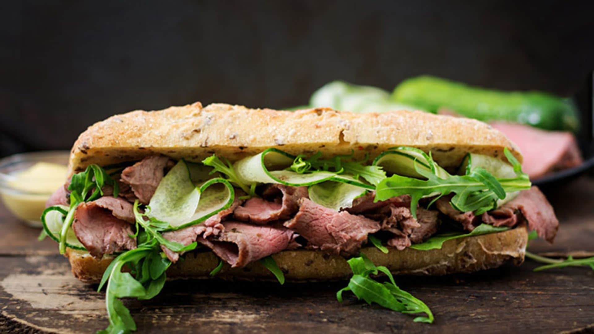 Bocadillo de pastrami con rúcula y pepino