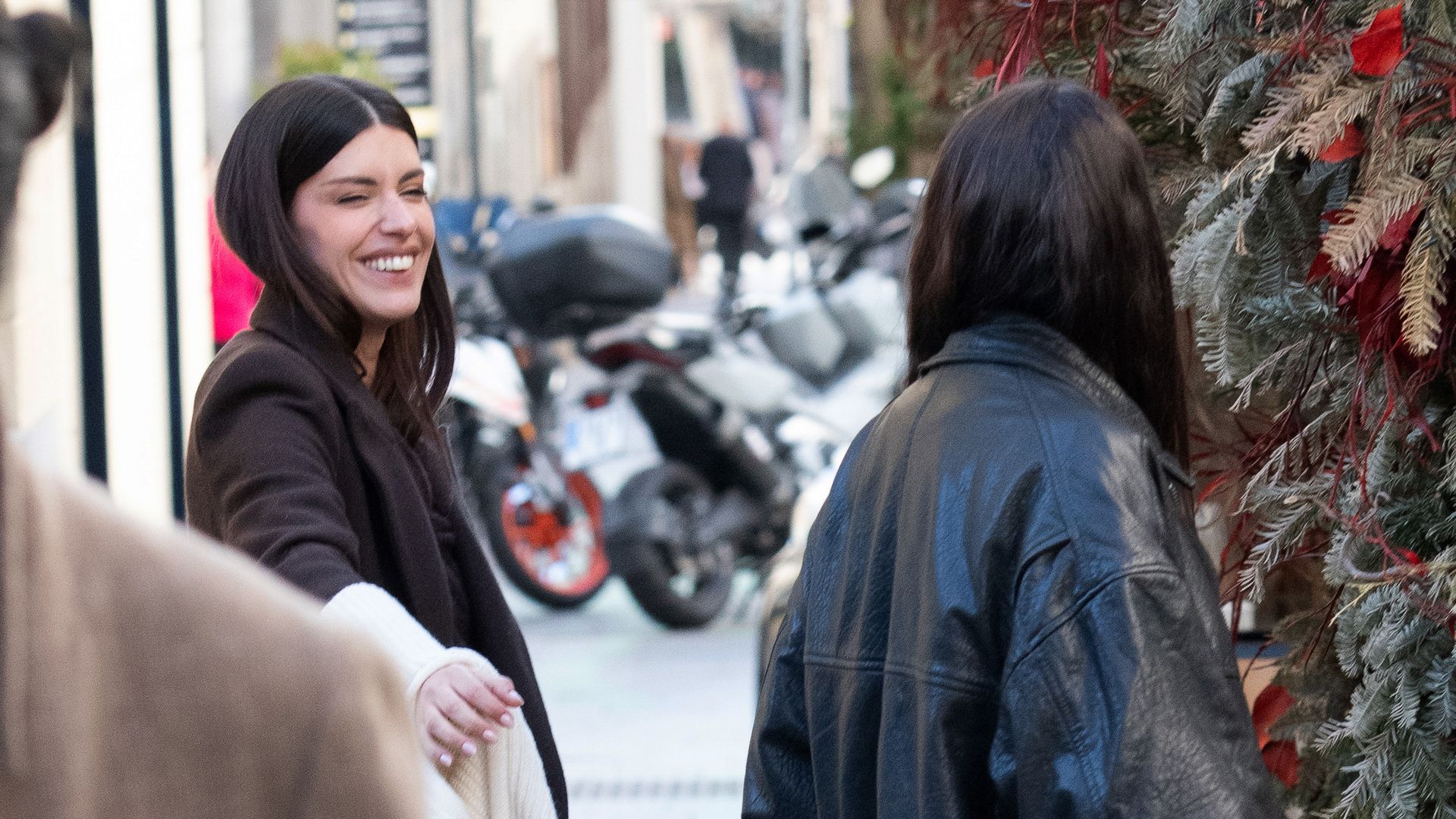 IMÁGENES EXCLUSIVAS: La felicidad de Dulceida y Alba Paul durante un paseo con su bebé en Madrid