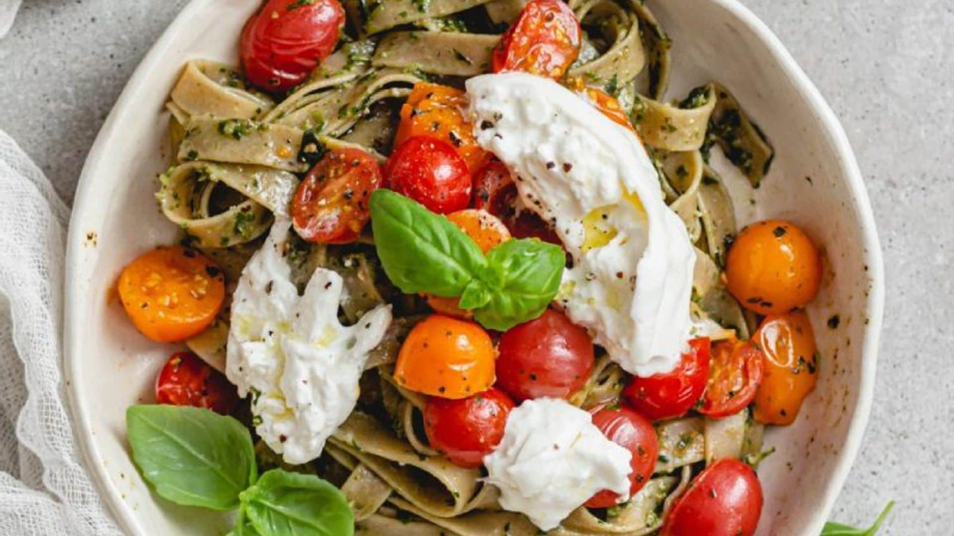 'Fettuccine' con burrata y tomate cherry