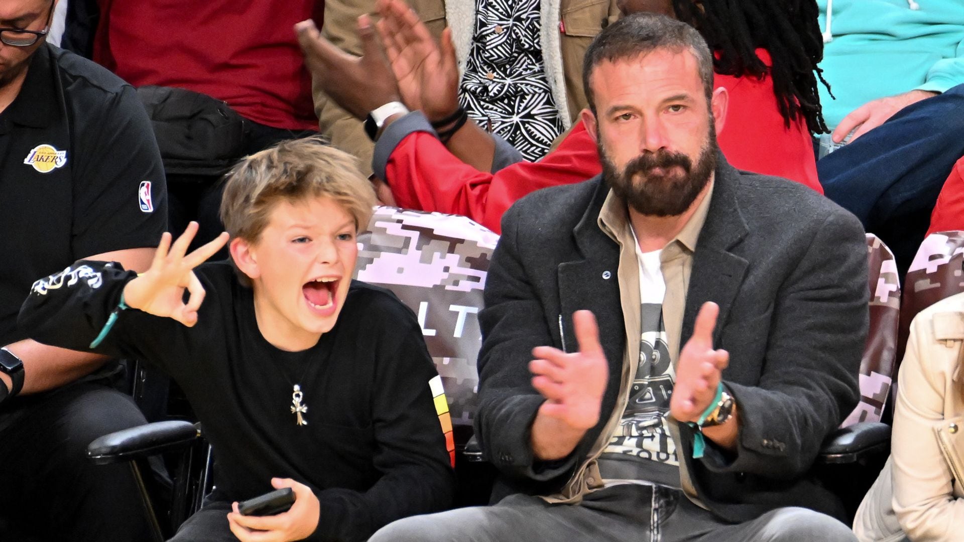 Ben Affleck reaparece con su hijo en el baloncesto mientras Jennifer Lopez impacta con su look más sexy