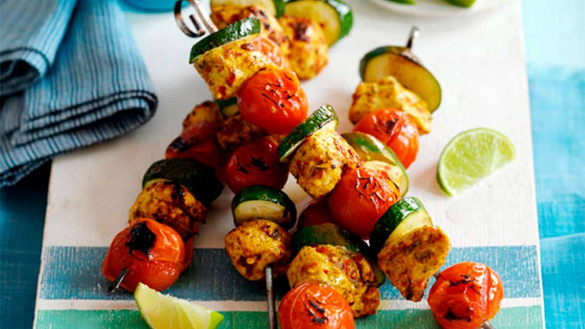 Brochetas de pollo especiado con tomatitos cherry y calabacín