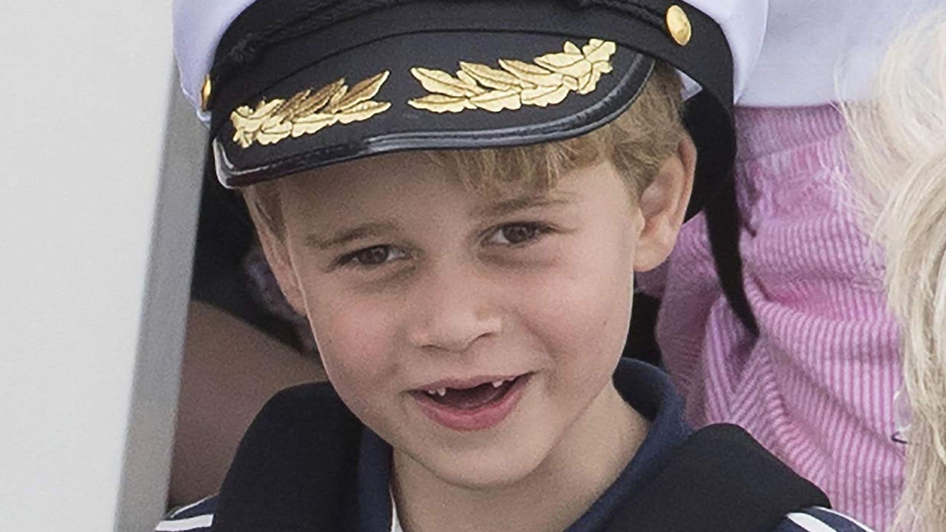 ¡Ah del barco! George de Cambridge se 'cuela' en las regatas con gorra marinera incluida