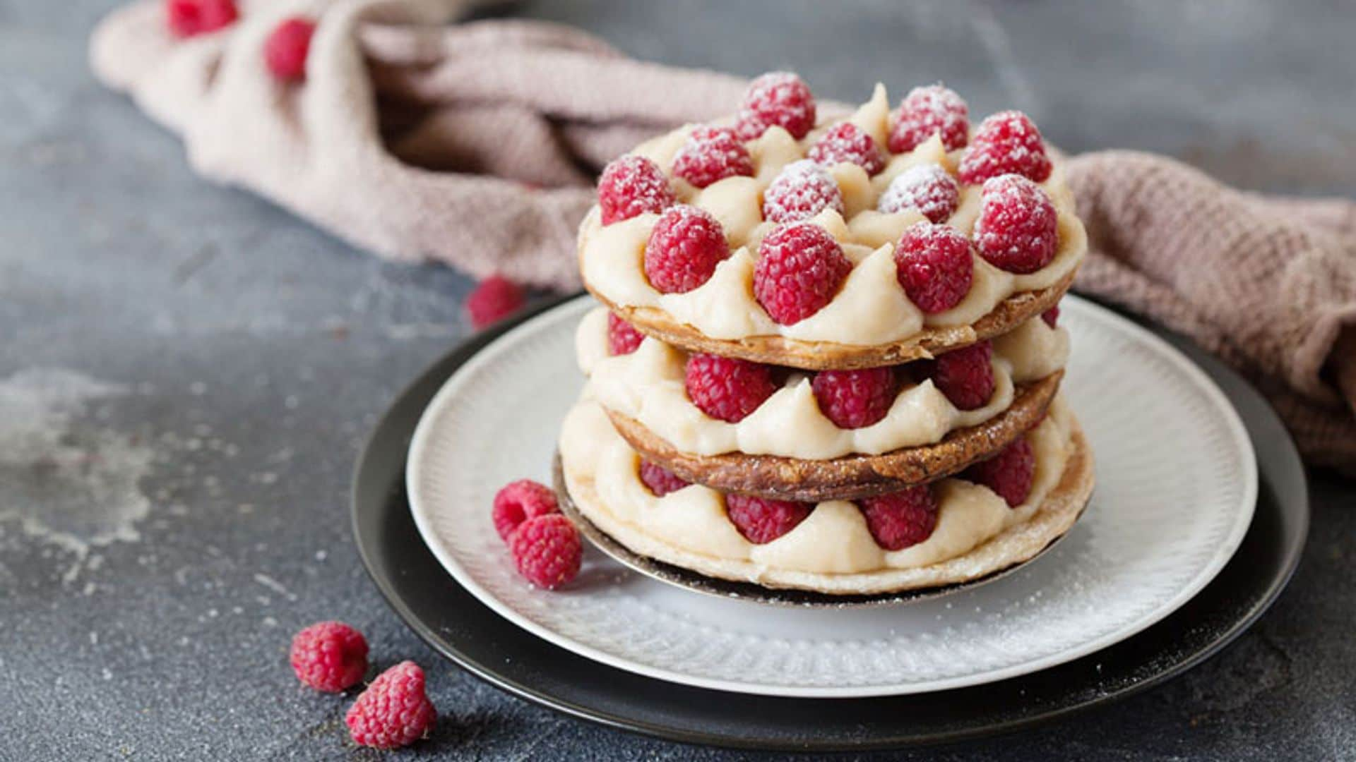 Tartaletas de milhojas con crema y frambuesas