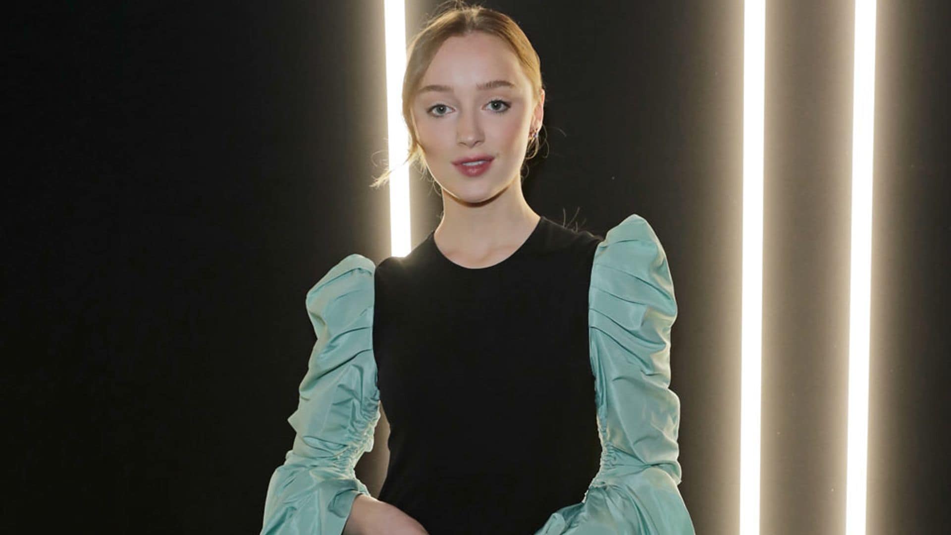 Si mides alrededor de 1,60, el truco de Phoebe Dynevor para llevar vestido en invierno te va a encantar