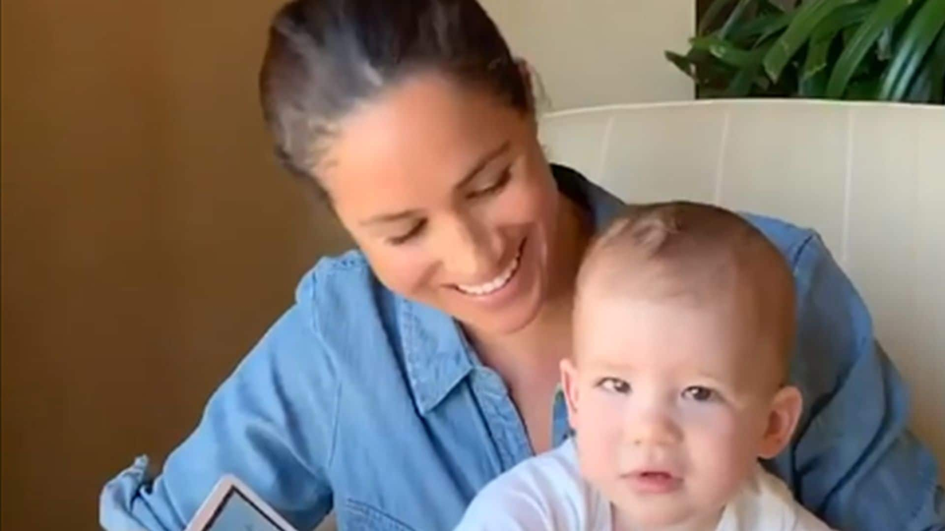 Una 'smash cake', videollamadas y paseo con las mascotas, así celebró Archie su primer añito