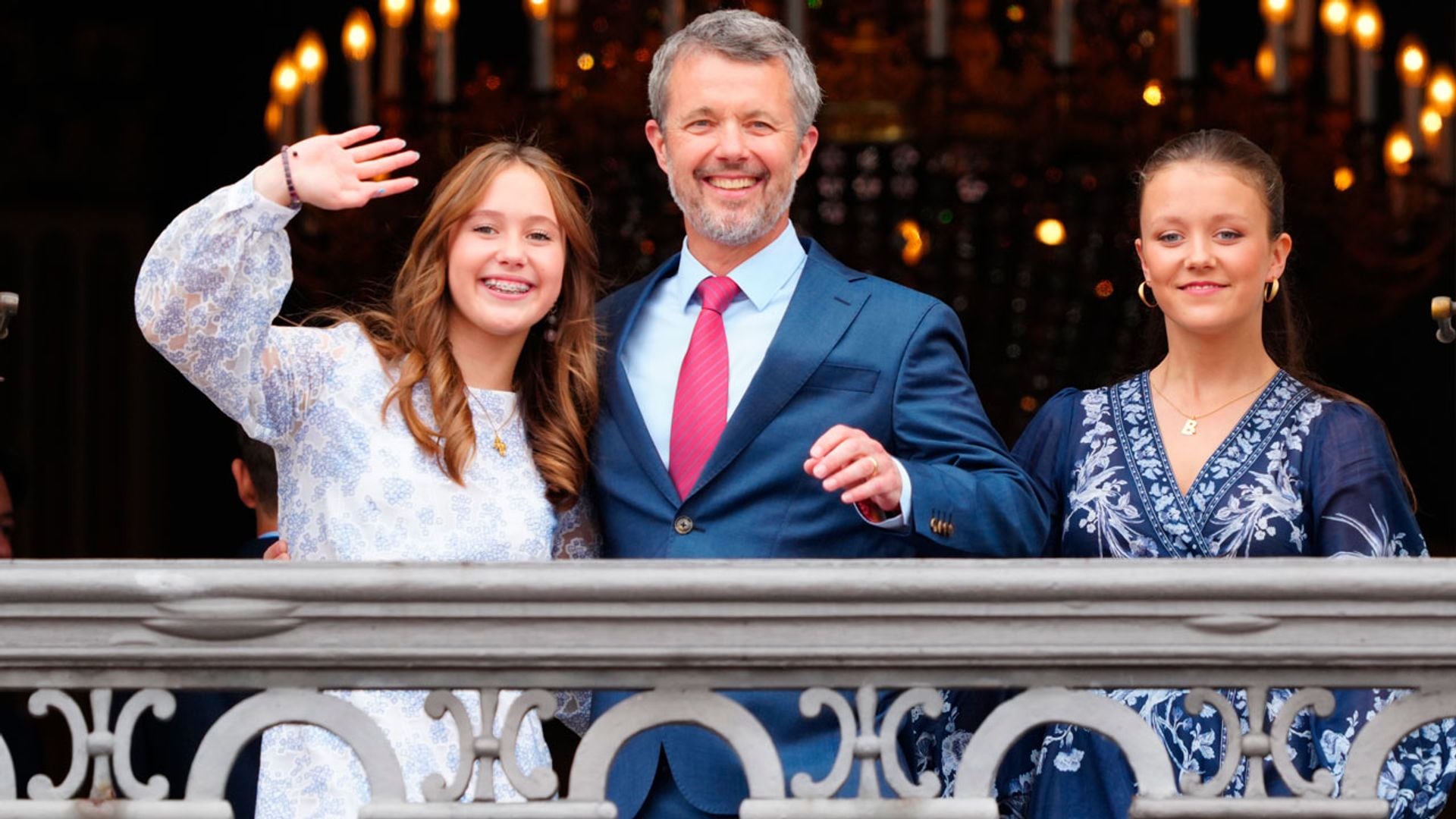 Isabella y Josephine de Dinamarca, radiantes con vestidos de estampado floral y juveniles semirrecogidos