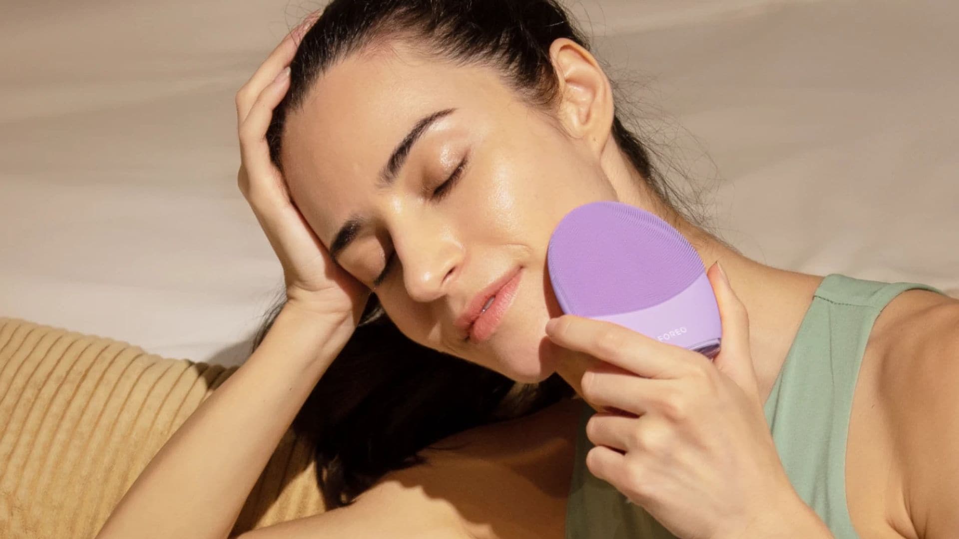 Mujer utilizando el cepillo facial Luna de Foreo para piel sensible