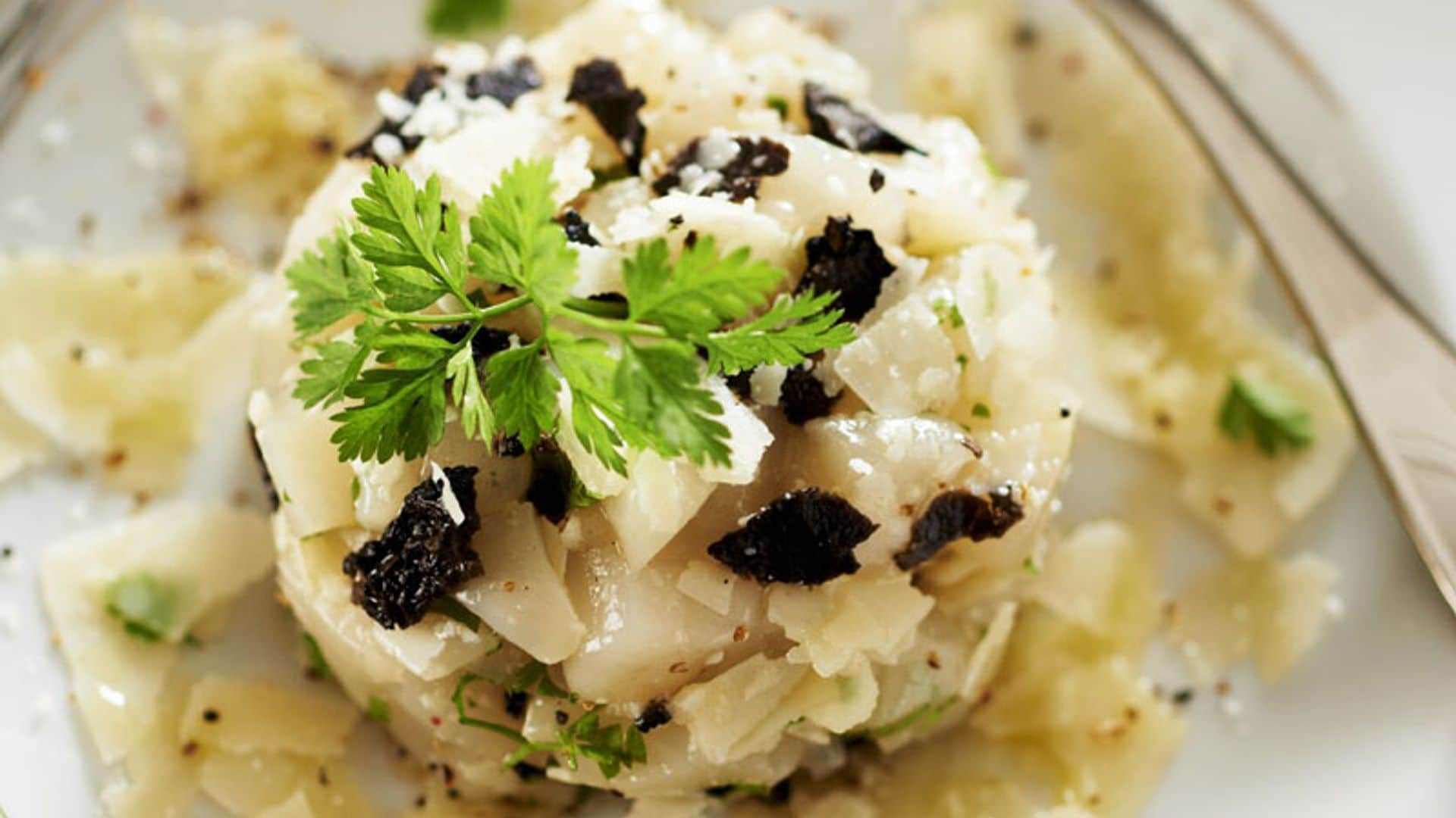 Tartar de vieiras con trufa negra y parmesano