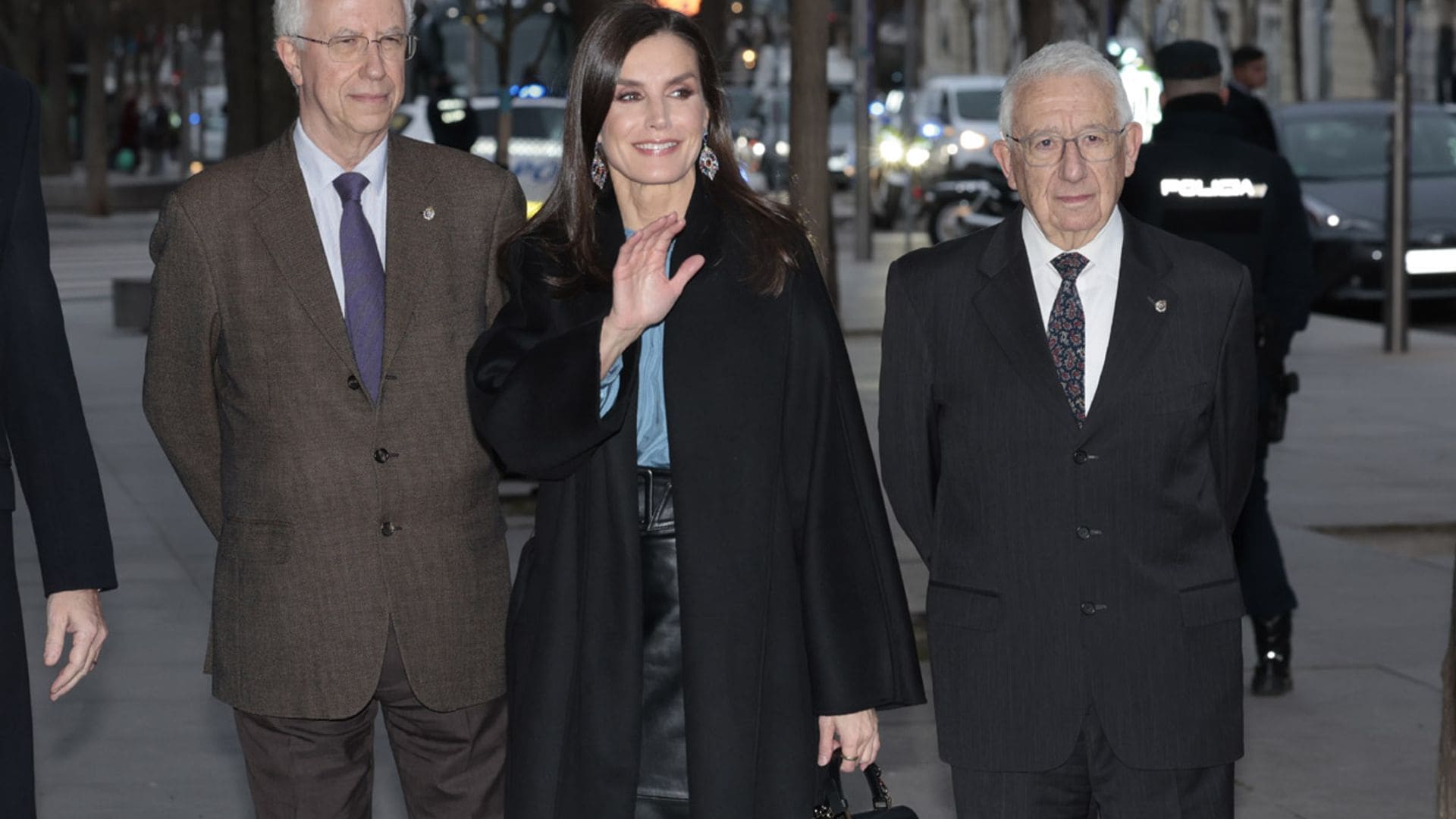 La Reina hace frente al frío con una blusa española sostenible y su falda 'midi' de cuero