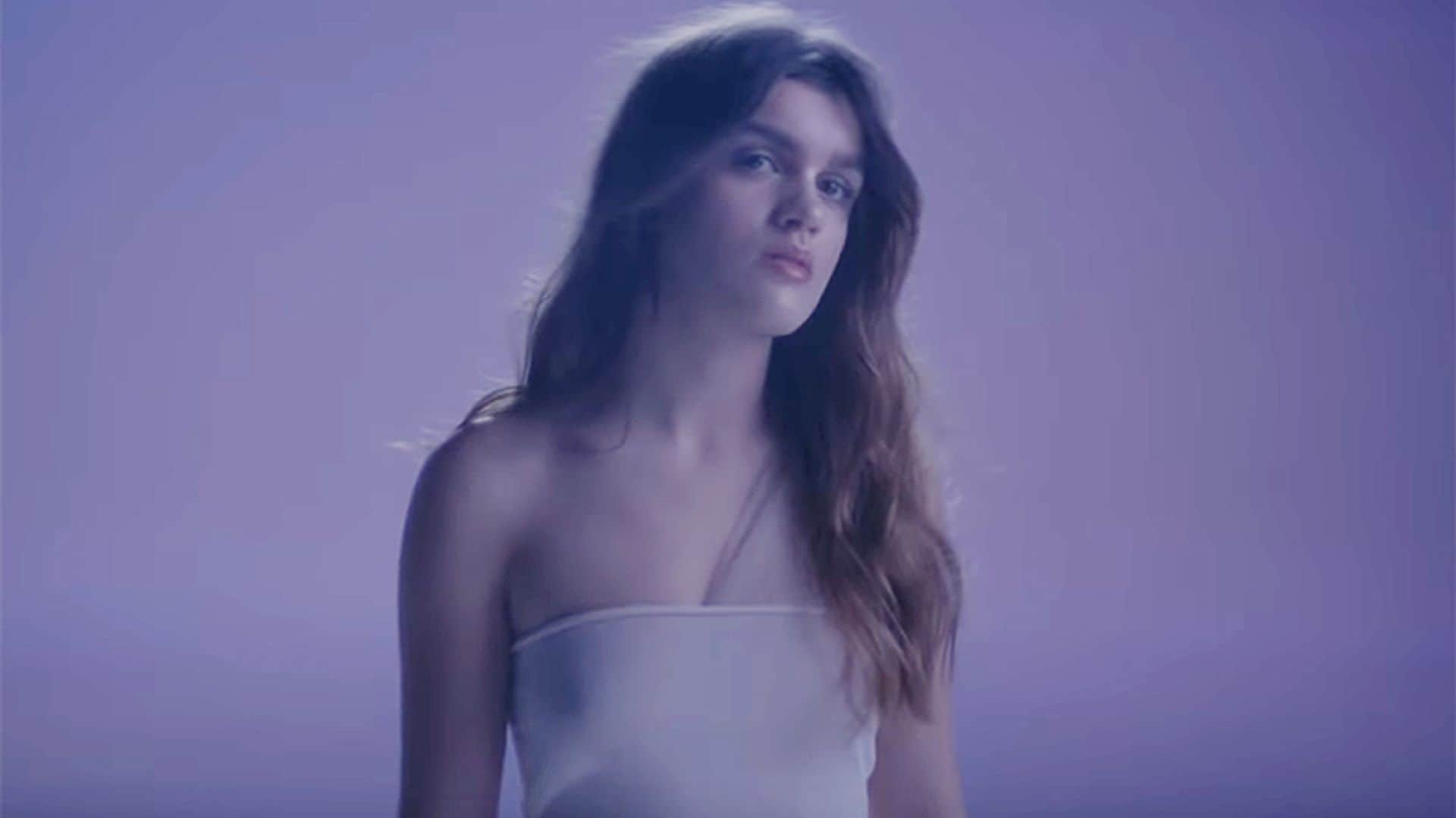 'Una diosa', 'un ángel'... Todas las claves del look de Amaia en su nuevo vídeo