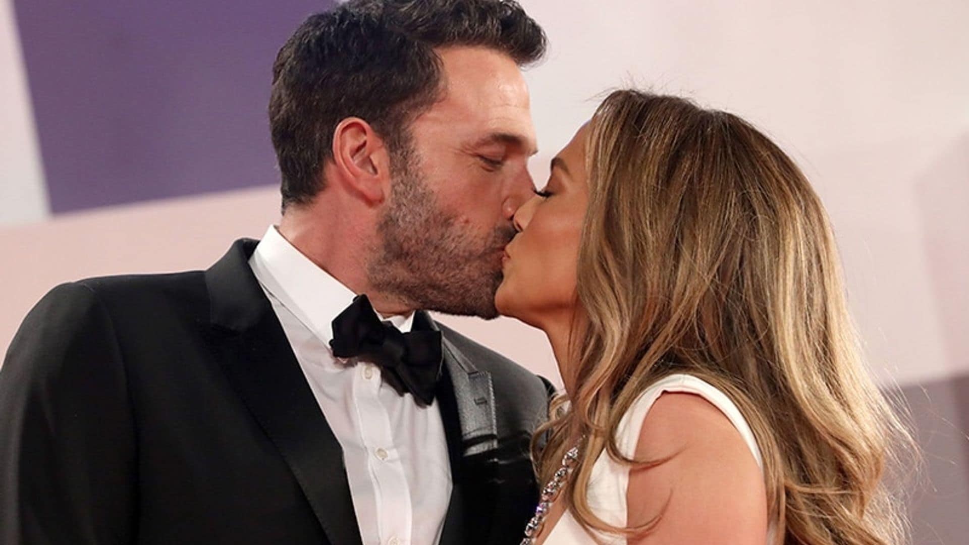 Con un romántico beso, JLo y Ben Affleck regresan a la red carpet 18 años después