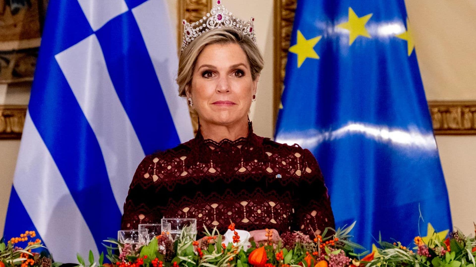 Máxima conquista Grecia con una imponente tiara de diamantes y rubíes y un vestido de terciopelo y encaje