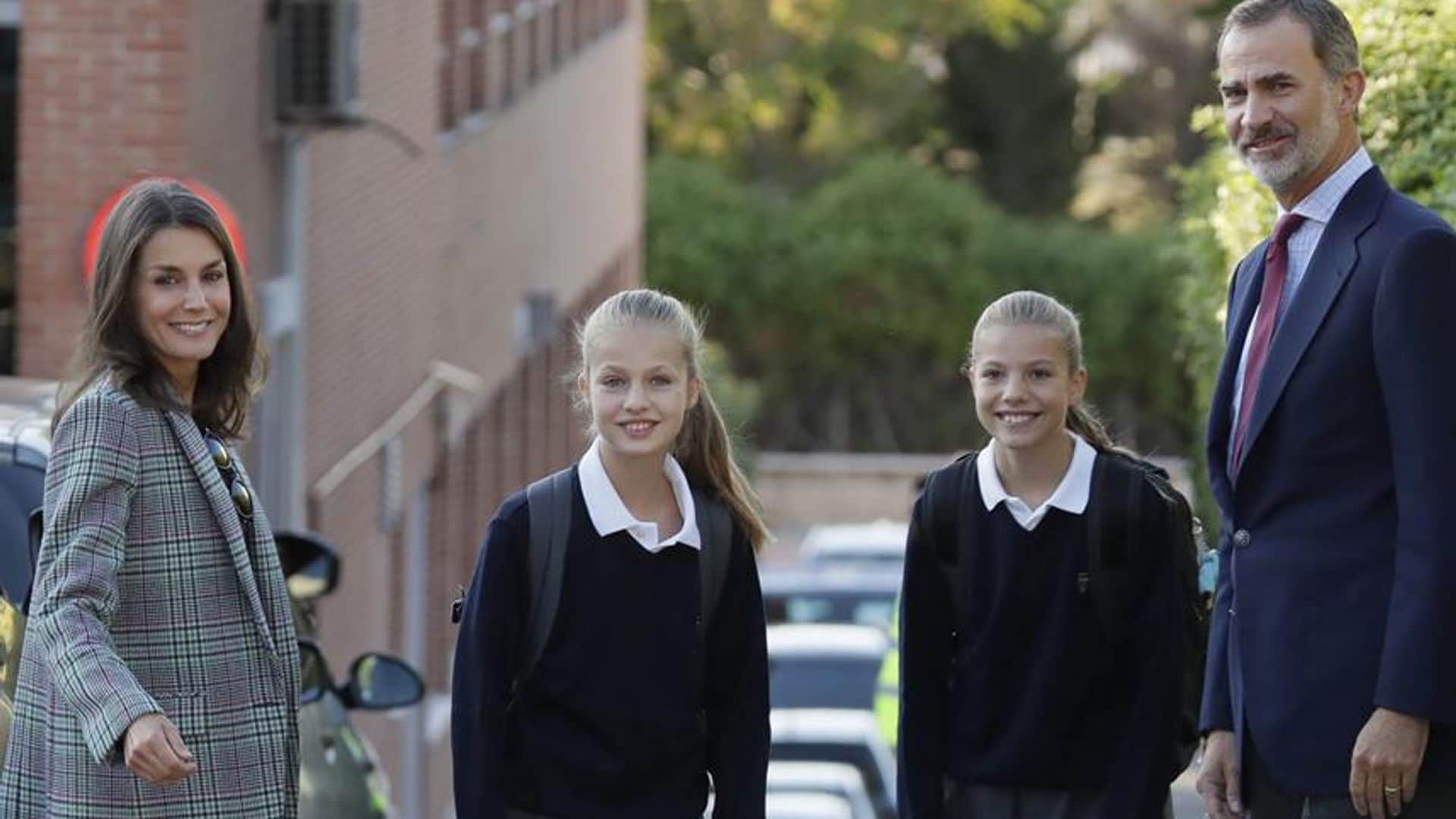 La reina Letizia y el rey Felipe VI llevan a sus hijas a la escuela: las mejores fotos
